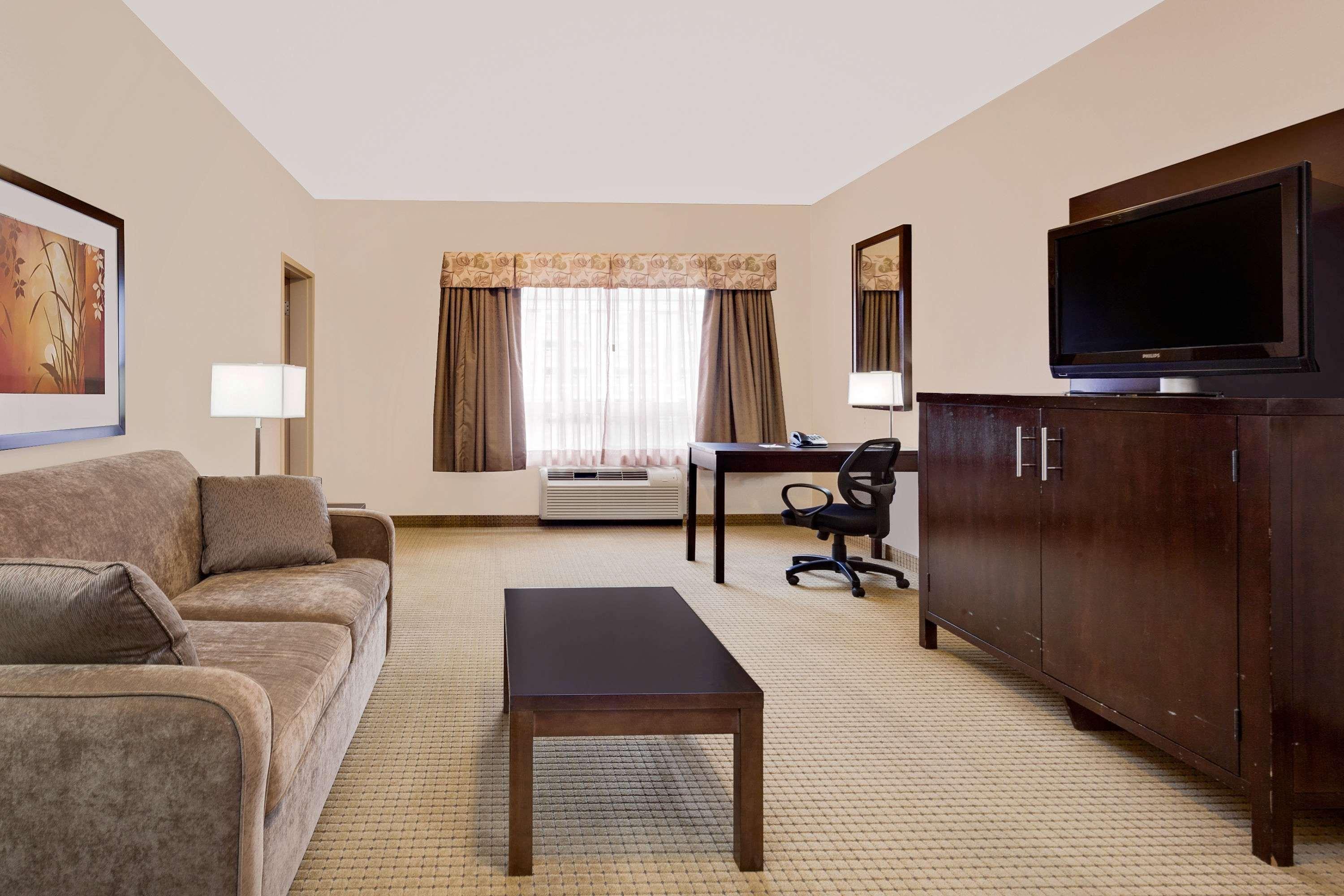 Ramada By Wyndham Lac La Biche Exteriör bild