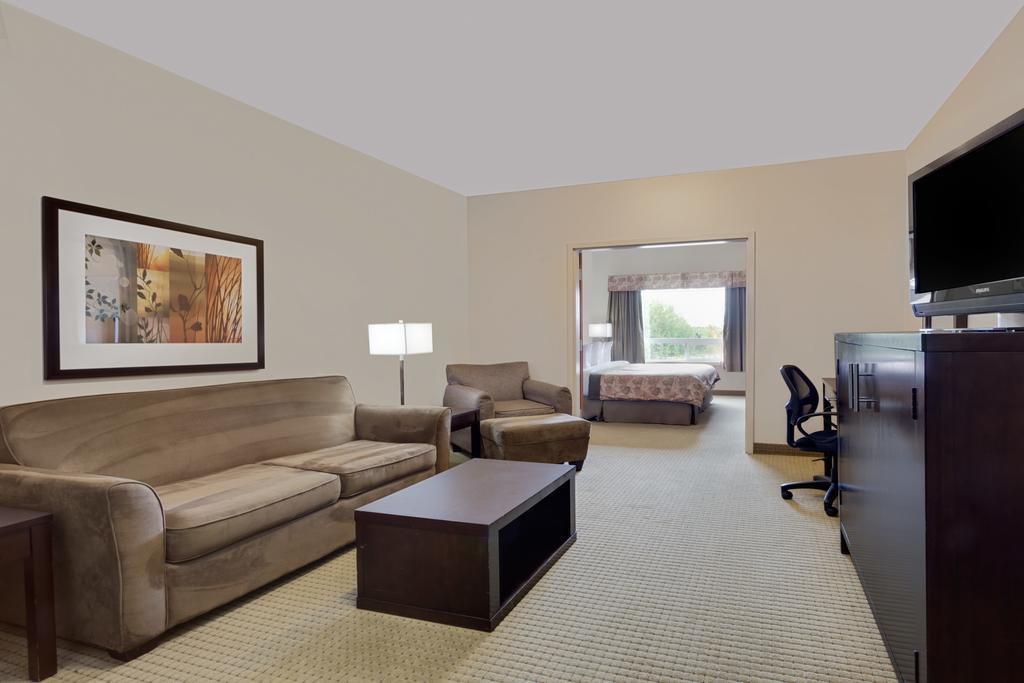 Ramada By Wyndham Lac La Biche Exteriör bild
