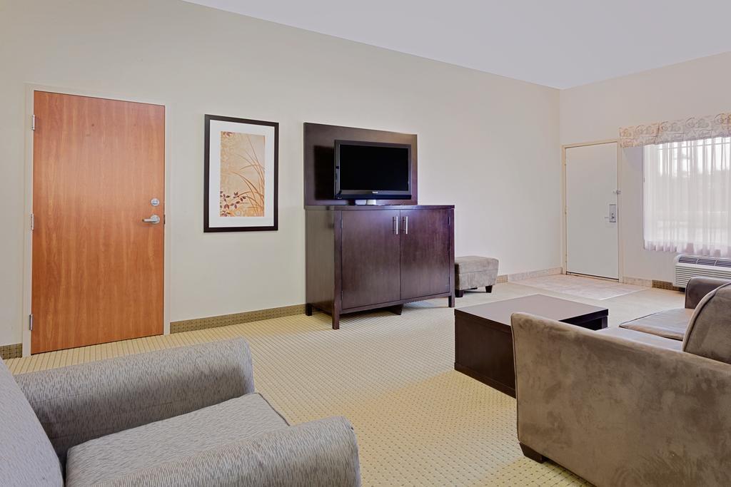 Ramada By Wyndham Lac La Biche Exteriör bild
